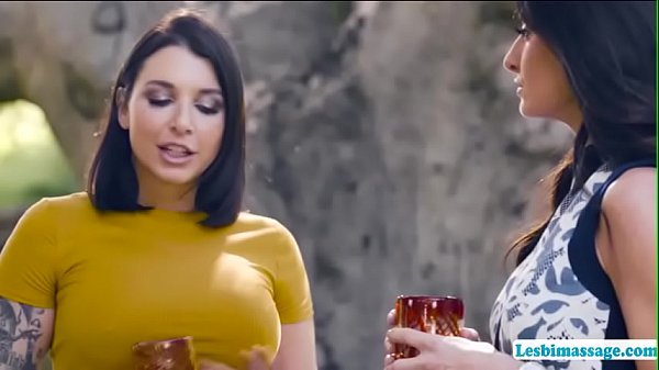 Hot Massues fingers her Customers juicy pussy 