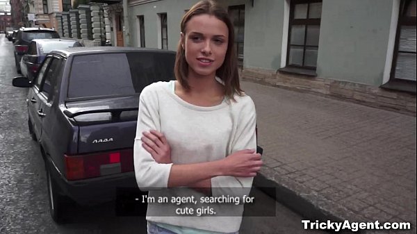 Play MP4 - Tricky Agent - Ex-gymnast Carmen Fox doing the splits on cock