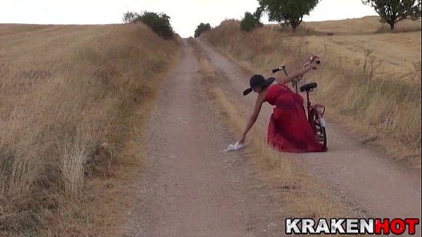 Play MP4 - Voyeur video with a Girl Outdoor provocating with her ass