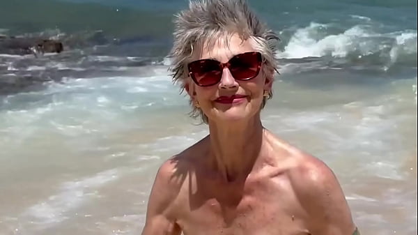 Play MP4 - Having fun one morning at Polo Beach on the north shore of Oahu