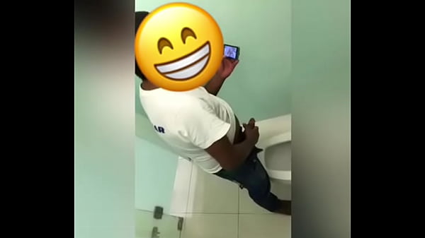 Punheteiro no shopping Goiabeiras em Cuiab&aacute_, MT