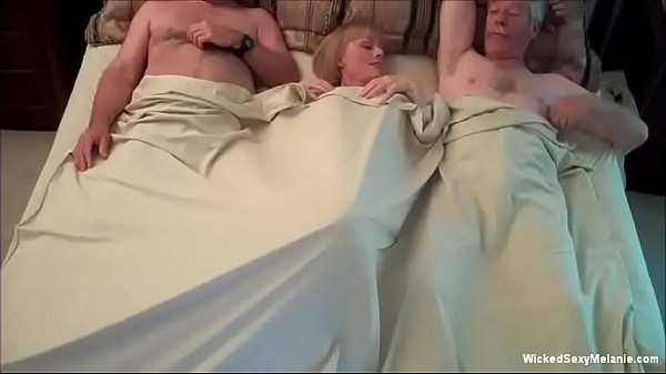 Nonton Insatiable Cockslut Granny Threesome thumbnail