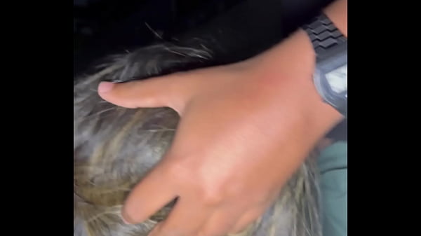 Resenha com amigos do a hotwife se exibiu e acabou sendo fundida no banheiro masculino depois foi levada pro dogging onde deu pra cinco machos sedentos