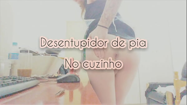 Sissy Mavka - brincando com o desentupidor de pia