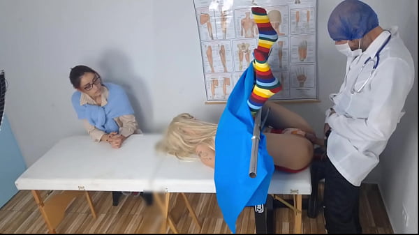 Madura leva meia irma ao ginecologista safado 