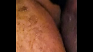 Neg&atilde;o Pauzudo fudeu casada milf safada no pelo e encheu a puta de leite, corno manso foi humilhado. (hotwife and cuckold) 