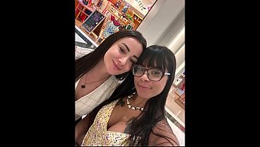 Caiu na net! Amigas se exibem no provador da loja. 