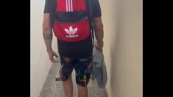 V&iacute;deo Amador Brasil. Neg&atilde;o Meteu A Rola Preta No C&uacute; Do Novinho Enquanto Rolava O Jogo. thumbnail