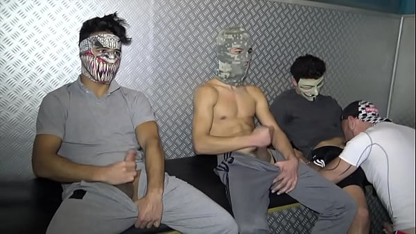 Il Propose De L Argent &agrave; De Sjeunes Heteros Pour Les Sucer thumbnail