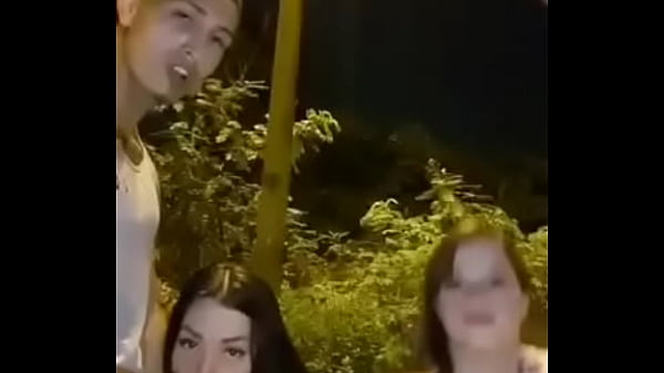 Play MP4 - Dos amigas chupando pijas en la calle