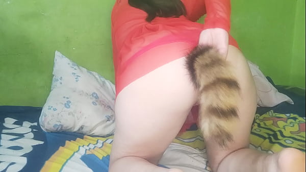 Hermosa Latina Se Mete Un Plug Anal De Cola De Zorro En Su Trasero, Ella Es Muy Caliente thumbnail