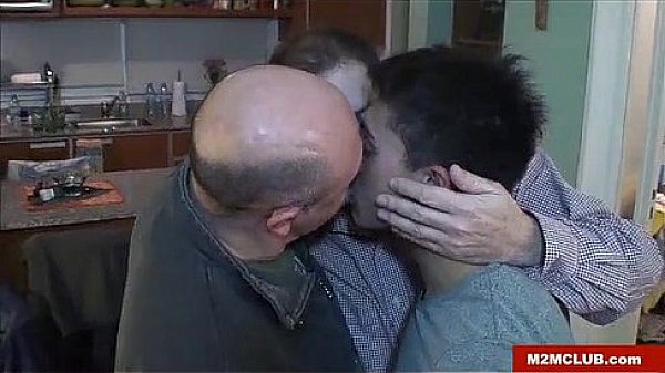 Osos maduros se cogen a un pibe joven 