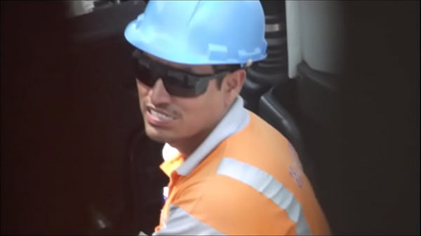 trabajador de empresa electrica se saca el calzado con sus pies calientes 