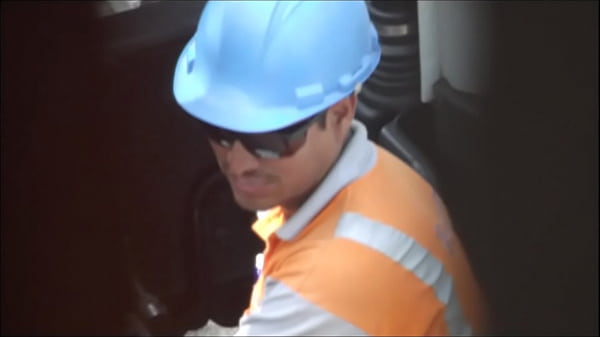 Play MP4 - OBRERO SE SACA LAS BOTAS Y SALE OLOR DE SUS PIES