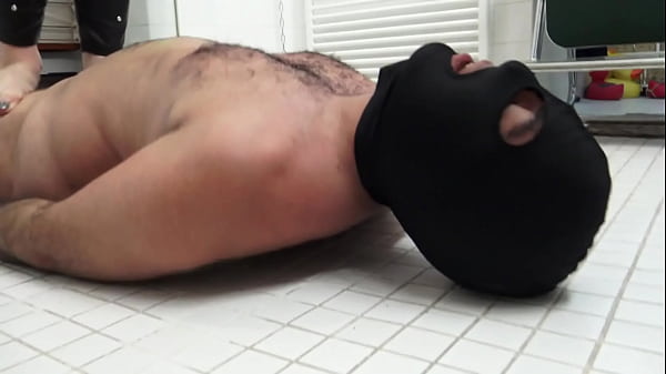 Alice trample sklave maskjoe while he is lying on tennis balls