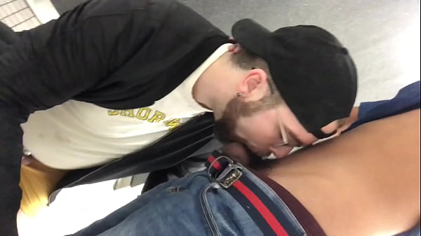 hombre blanco mama polla negra en los inodoros 