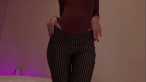 Nonton Her Stripped Pants Show Round Ass So Good thumbnail
