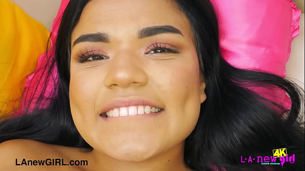 Nonton Sophisticated Brunette Bombshell Naked Close-up thumbnail