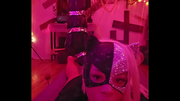 Nonton Sexy Cat Cleans And Plays While Wolf Prowls thumbnail