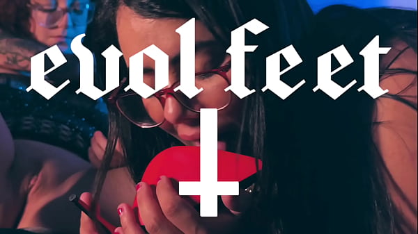 Nonton Do You Love Sweaty Bratty Feet? thumbnail