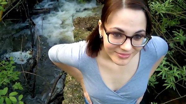 Play MP4 - Public blowjob on a walk in the woods