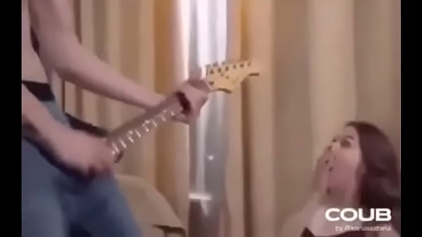 Wey saca guitarra de sus pantalones 