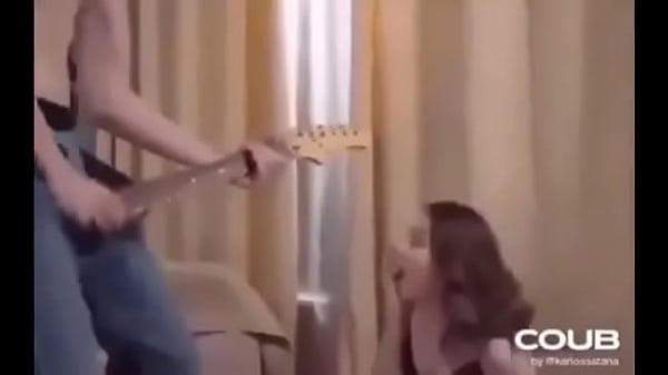 Wey saca guitarra de sus pantalones 