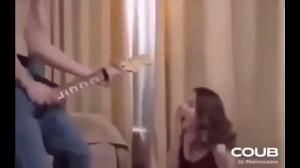 Wey saca guitarra de sus pantalones 