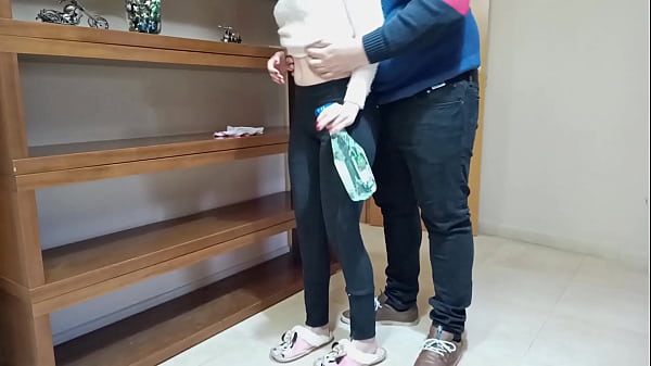 Mujer De Limpieza Es Follada Por Su Jefe thumbnail