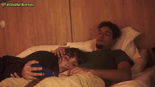 Play MP4 - Viendo Netflix con mi hermanastra y se acosto en mi regazo para que le metiera el pene en la boca