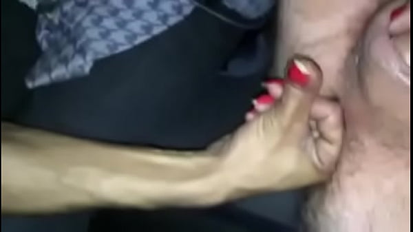 Puta fodendo forte o cu do macho at&eacute; gozar na boca 