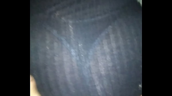 Hermosa chica de vestido negro es manoseada y le meten los dedos por la noche antes de la fiesta