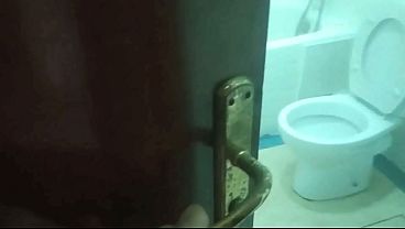 Nonton سكس عربى شرموطه مصريه بلدى لبوه نار البواب ناكها على السرير و تصوت من الضرب على طيزها مش قادره ااااه thumbnail