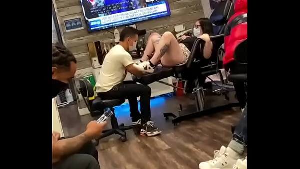 Play MP4 - Orgasmo mientras tatuaba