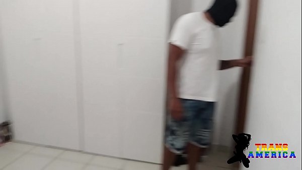 Play MP4 - Jovem n&atilde;o foi a escola para ir na casa da travesti