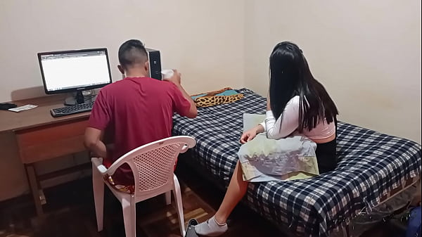 Play MP4 - amiga en uniforme&colon; llega mi amiga y le pido que busque algo bajo la cama y como tiene un vestido aprovecho para follarla por el culo hasta acabarle adentro antes que llegue alguien