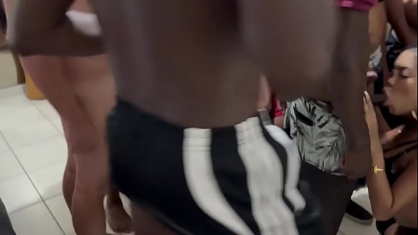 Play MP4 - Suruba de Carnaval com as travestis e os entregadores do ifood