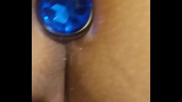 Socando um plug no cu da_casada