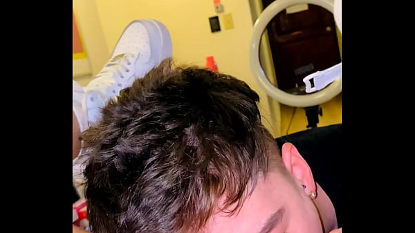 Lamiendo el co&ntilde;o de mi novia de 18 a&ntilde;os ( Hermosa vagina latina ) 