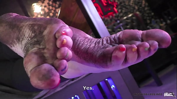 Lick mysuper dirty feet and suck my toes JOI
