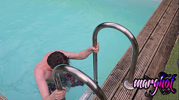 Nonton Sa Belle M&egrave;re &eacute;tend Le Linge Il La Choppe Et La Fait Gicleren ... thumbnail