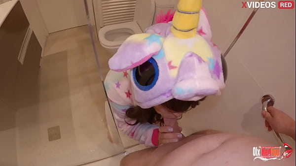 Hermanastro Recibe Una Mamada De Su Hermana En La Ducha thumbnail