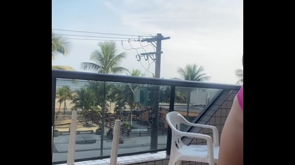 Marido me pegou no flagra lavando a sacada de biquini 