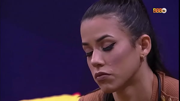 Athur BBB j&aacute; jantando boca aberta 