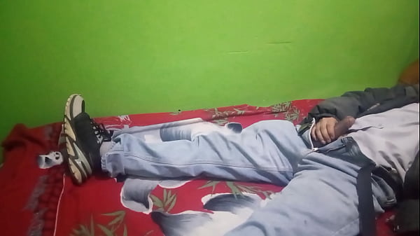 me hago la paja en alojamiento luego saco mi leche 