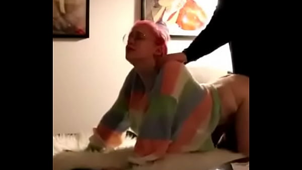 Peliroja con lentes de_a perrito aaben_su nombre