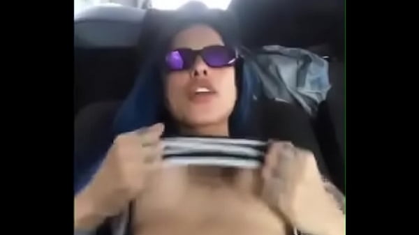 Tatizaqui mostrando seus peitos