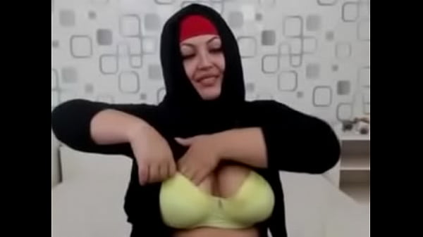 Boob_dance byUAE milf ummu jameel seducing young boyon webcam