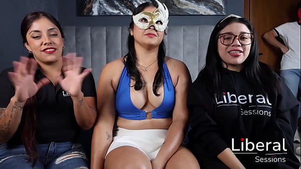 Nonton Jovencita De Ojos De Color Enga&ntilde;a A Su Novio Con Tres Seguidores thumbnail