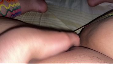 Chica curvy joven se frota y penetra con sus dedos ,te gusta verla? 